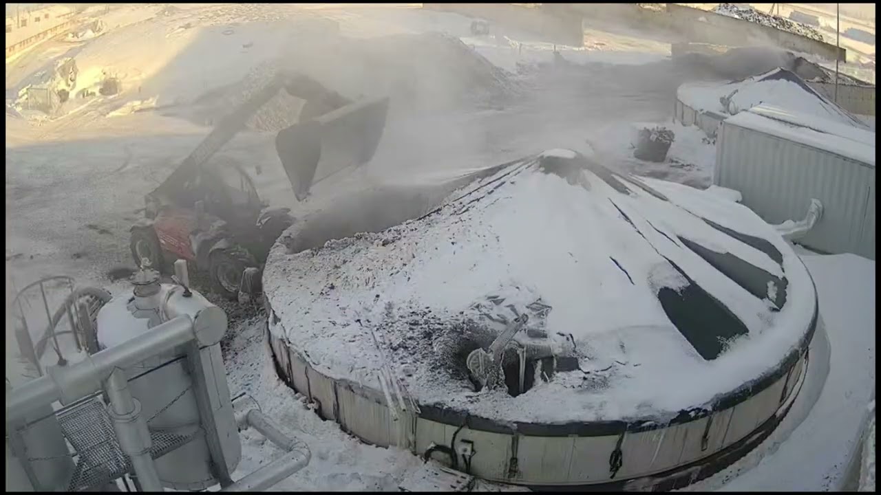 Real farm hustle on security cam – telehandler loading duty never ends 🐮🔥