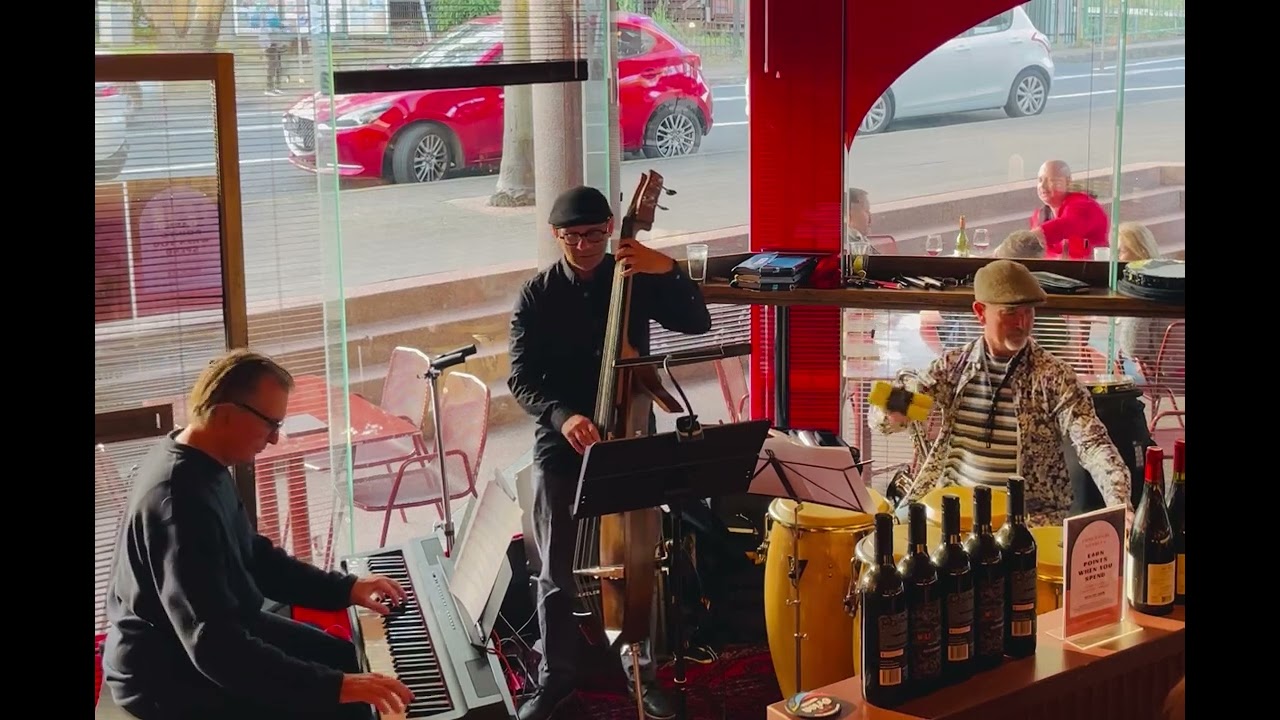 BAR QUATTRO - Moon And Sand