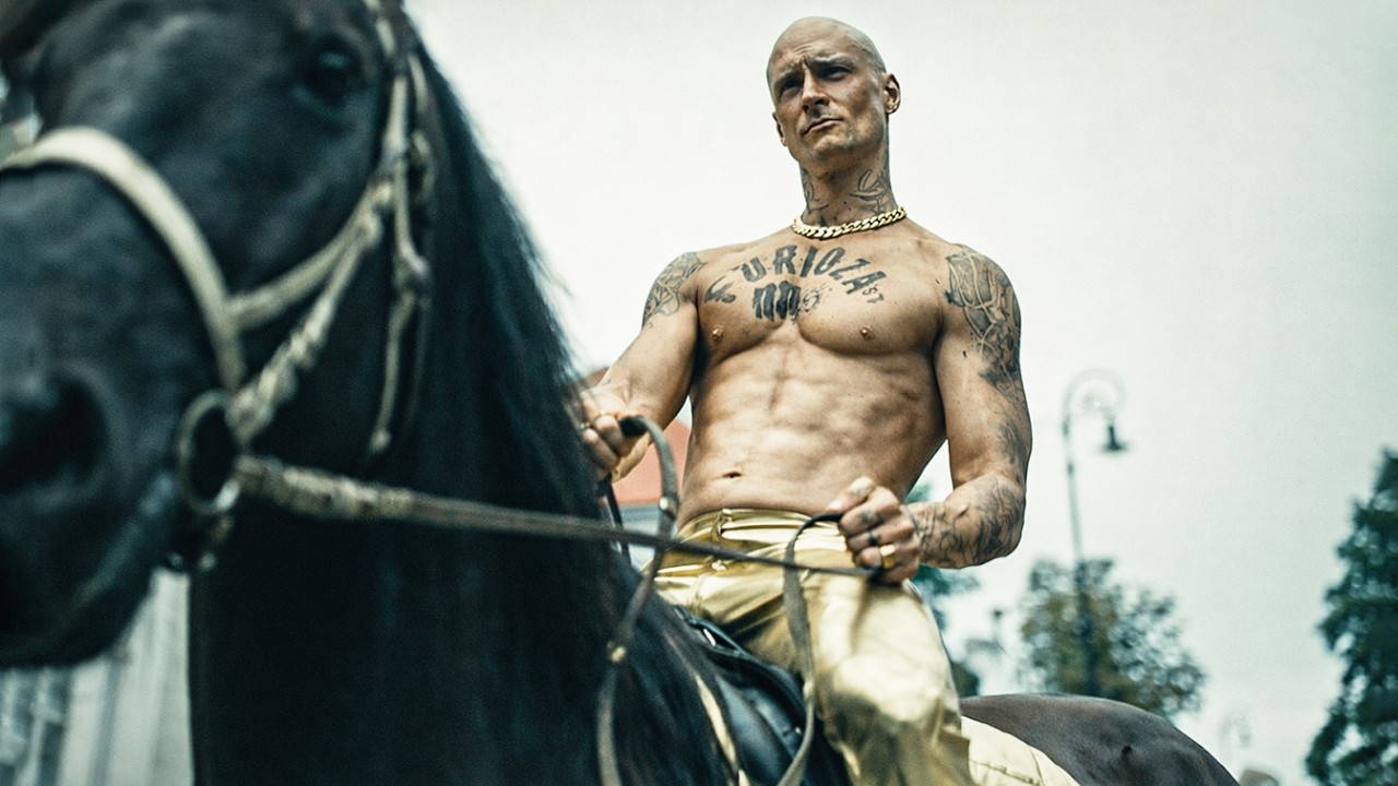 فرد عصابه خلص ع الزعيم غدر عشان يكبر.. مكنش يعرف أن أتباعه هيبقي ليهم راي لما يكتشفو عملته ملخص