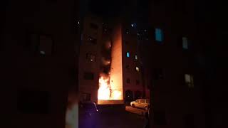 شاهد الان حريق هائل فى بناية كامله فى حولى الكويت/ a building is on Fire in Hawalli / Kuwait