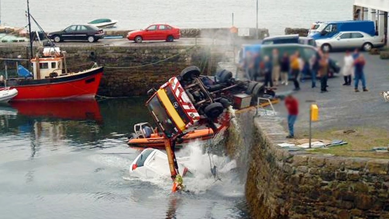 【海に車両が転落】巨大クレーン車で引上げ作業＆レッカー車で搬送