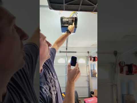 Video: Werkt de afstandsbediening van de overheaddeur bij kamerheer?