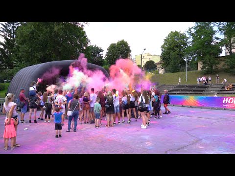 Wideo: Najlepsze imprezy Holi w Bombaju: Gdzie świętować