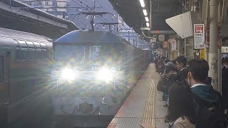 【長めの警笛炸裂！人混みの横浜駅を高速通過する迂回貨物列車】JR貨物 EF210-368号機+コキ26B 吹A225仕業[う1080レ] 東京タ行 横浜駅通過！[2026.04.08(水)]