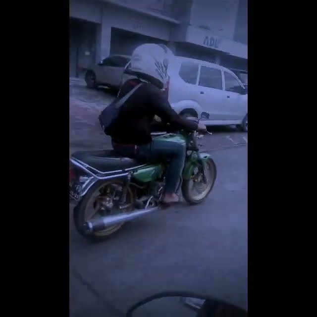 Ngak sengaja dijalan ketemu orang yang suka dengan motor klasik