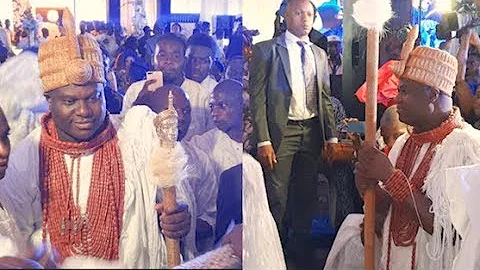 Ooni of Ife Steps out to spray King Sunny Ade as they presents him with gift