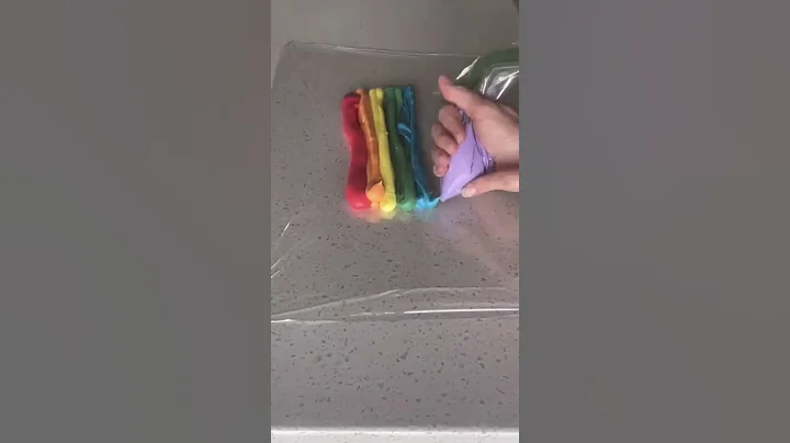 Creating the perfect rainbow buttercream swirl #shorts