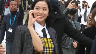 220301 JISOO making hearts 💓 for BLINKS who sing ONE WAY TICKET 🎵 at DIOR Show in Paris 김지수 블랙핑크