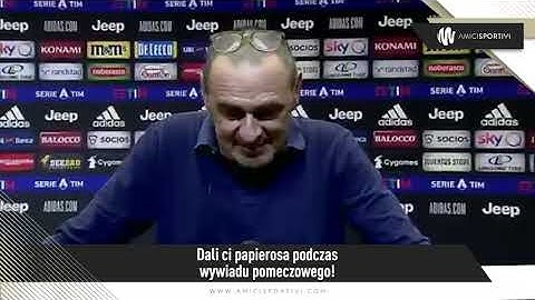 Wojtek Szczęsny podaje papierosa Sarriemu podczas wywiadu | Amici Sportivi