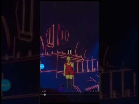 发文对演唱会延迟表示抱歉。她表示“问工作人员说是技术故障，台上有两个很大的升降台突然突然不动。让歌迷等了快2个小时，自己真的对不起，等下一定尽最大努力为大家表演”上台后也和现场说明情况鞠躬道歉