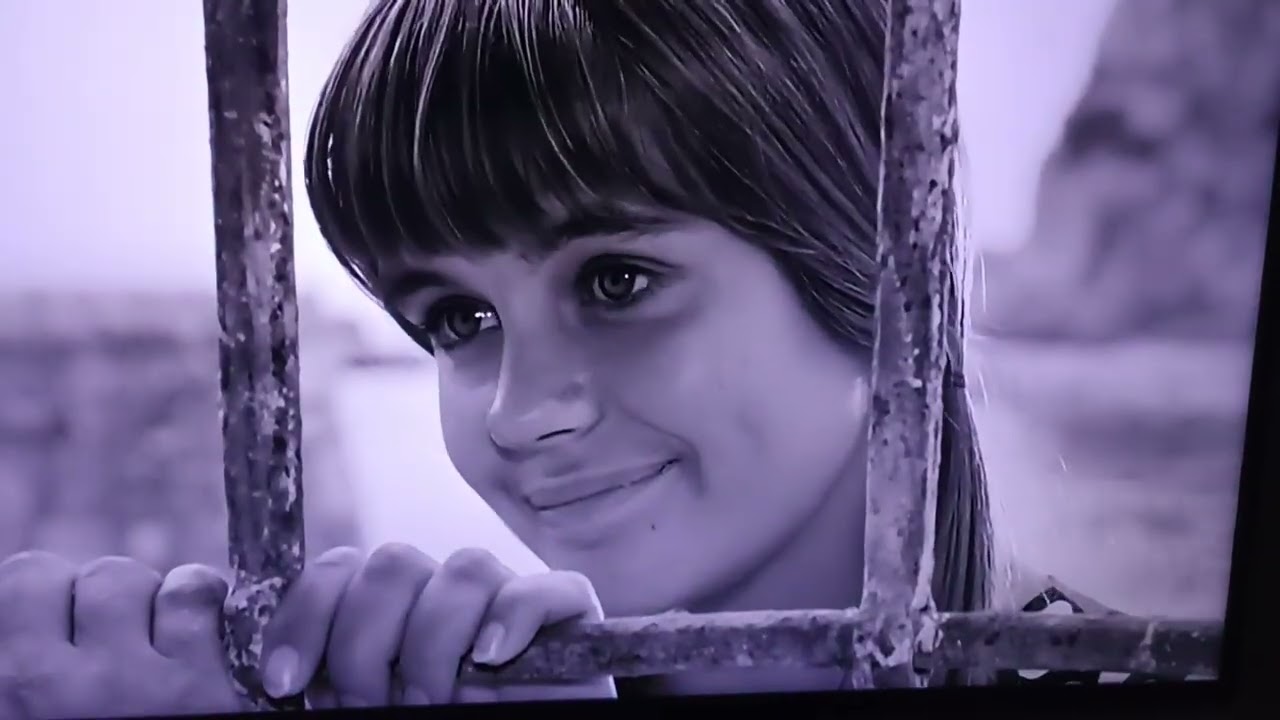 Κορίτσια στόν ήλιο ☀️ με μουσική επένδυση από τόν τεράστιο Σταύρο Ξαρχάκο 