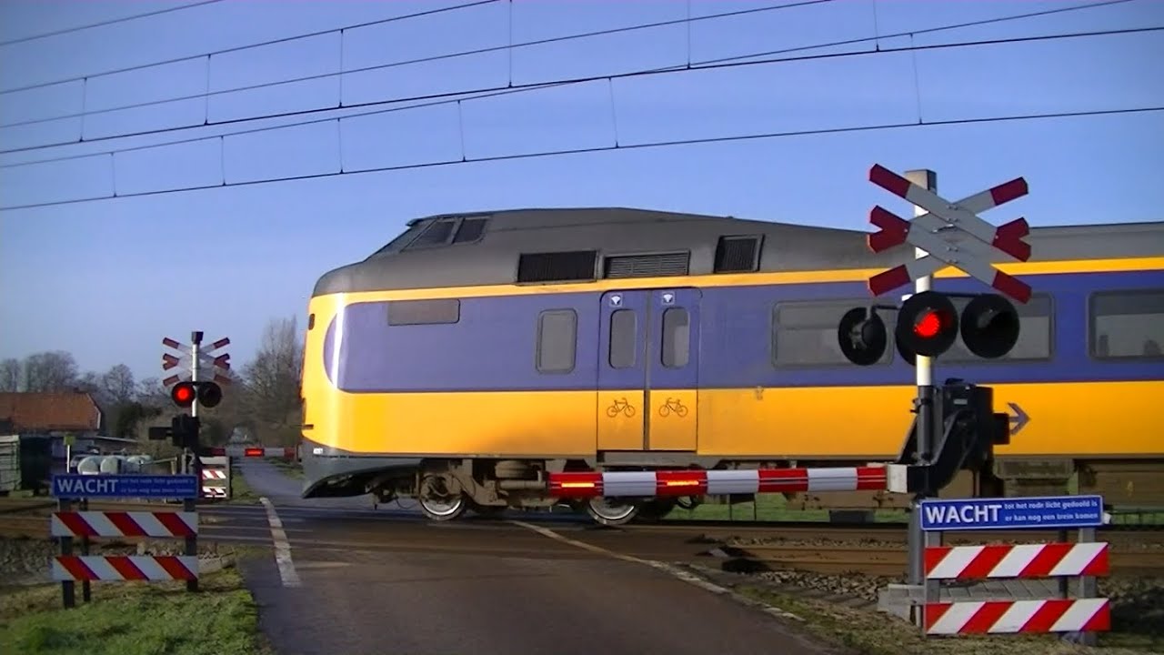 Spoorwegovergang Zwolle // Dutch railroad crossing YouTube