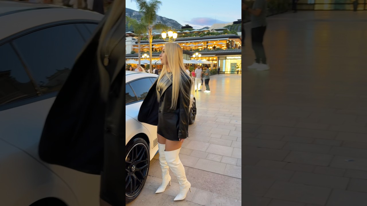 Прибытие богатой молодой пары на роскошном автомобиле Mercedes GT 