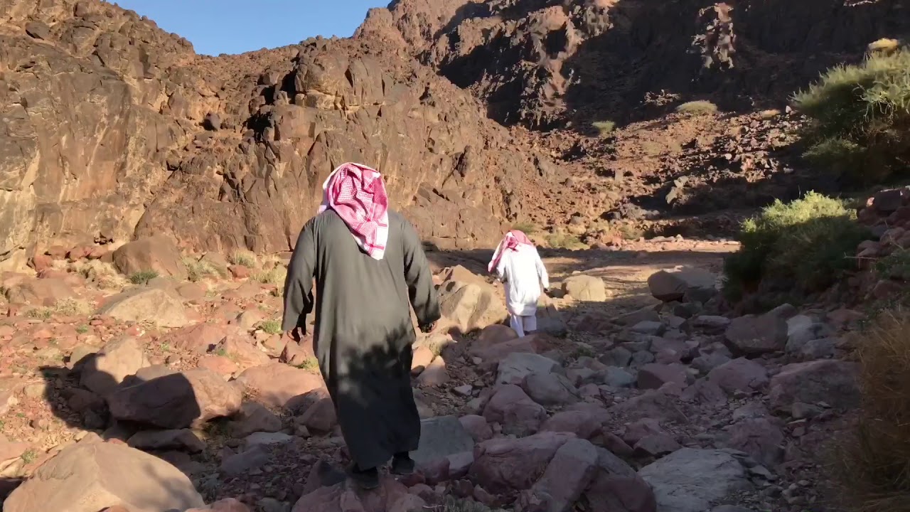 رحلة الى نقش وغار الشيخ قرناس القرناس في أبان الأسمر