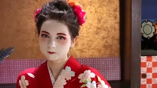 photo de MAQUILLAGE TRADITIONNEL (DORAN) D'UNE GEIKO (GEISHA), TEINT BLANC  GRACE AU FARD (SHIRONURI) APPLIQUE SUR LE VISAGE, SOURCILS DESSINES AVEC  DES FARDS ROUGE ET NOIR, QUARTIER DE GION, KYOTO, JAPON, ASIE