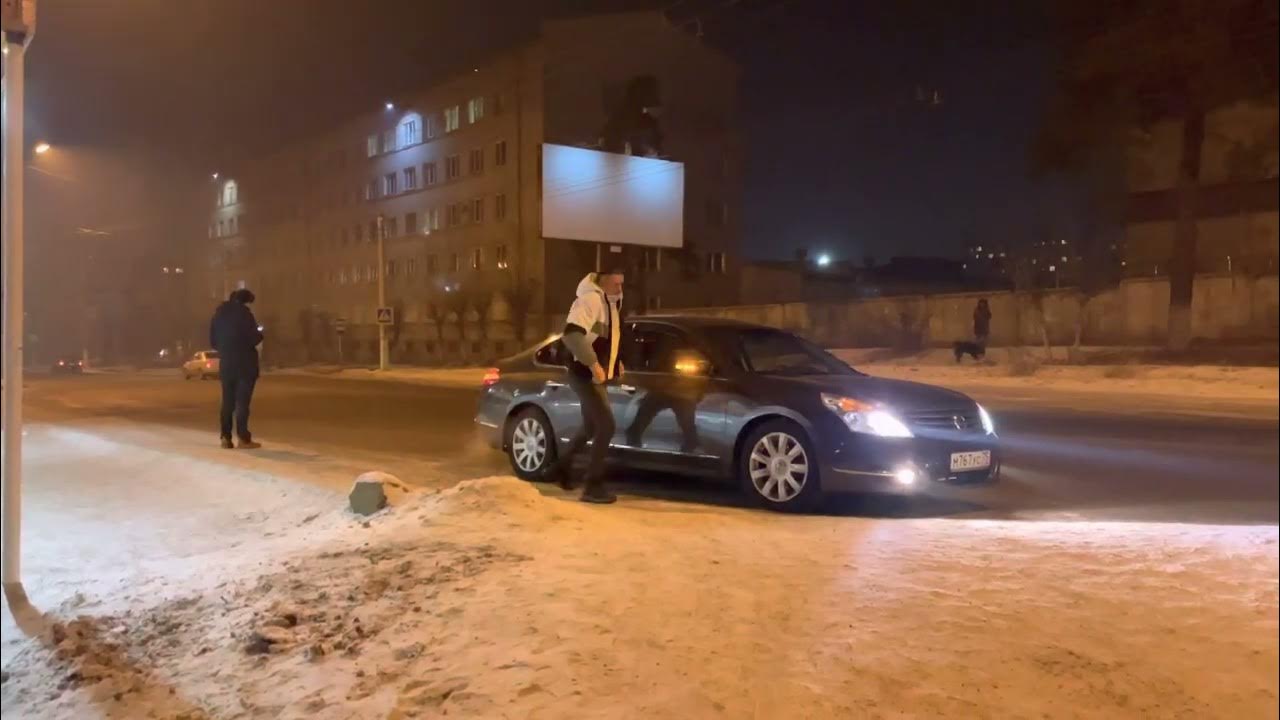 Неверная черноволосая жена с красивой попкой постоянно изменяет мужу в машине с таксистом
