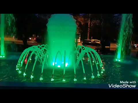 Fântâna arteziană luminată în parc- Suceava