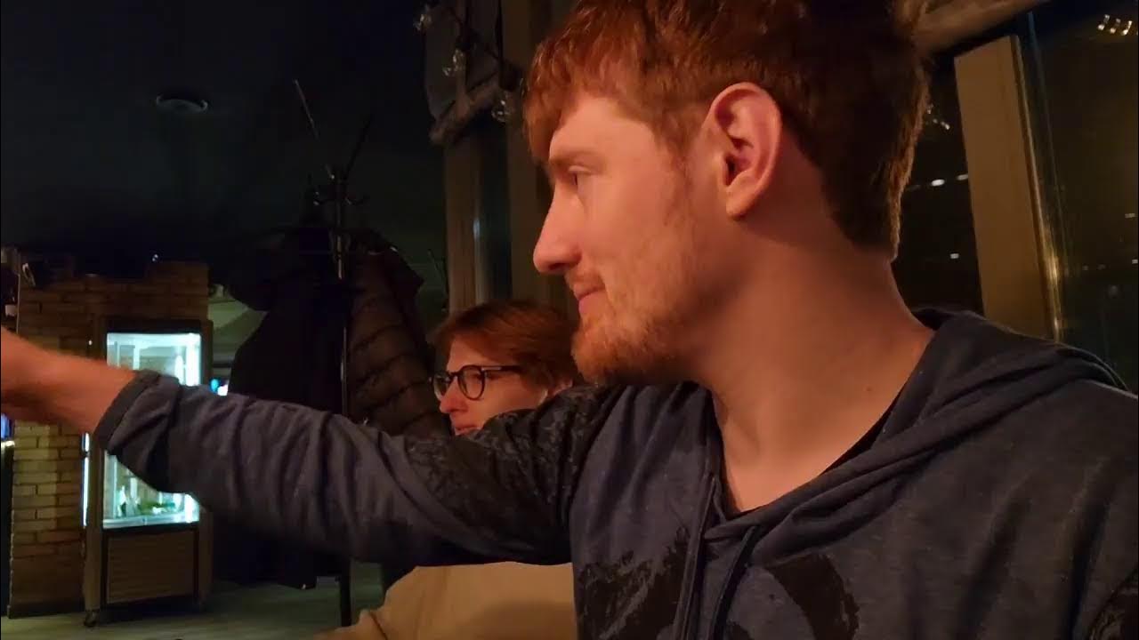 Парень с девушкой на лавке. Скамейка. Мать задолбала. Люди на улице в парке. Молодежь в парке на скамейке.