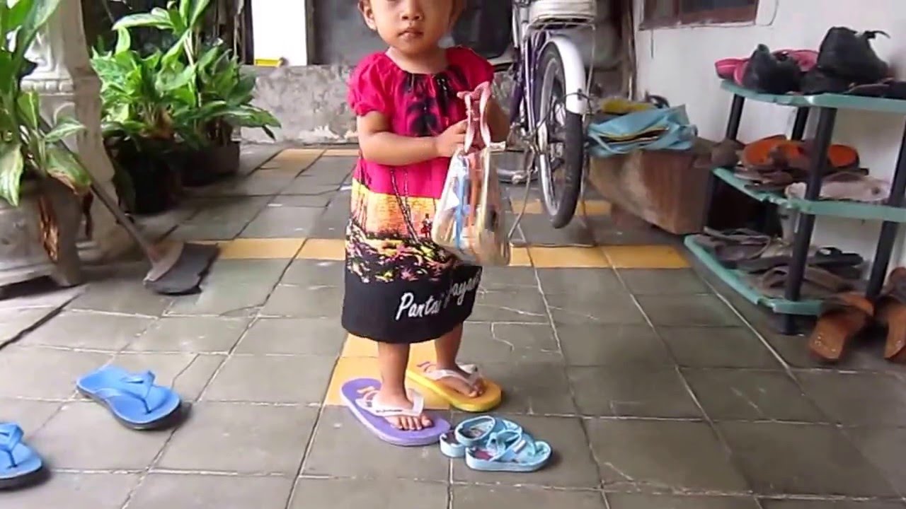 Anak Lucu Pakai Sandal Terlalu Besar Youtube