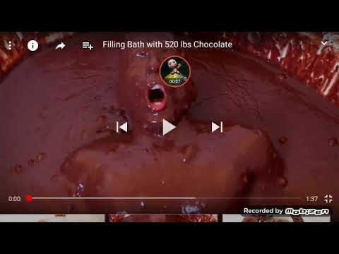 رجل مجنون يسبح في مسبح شوكولاته