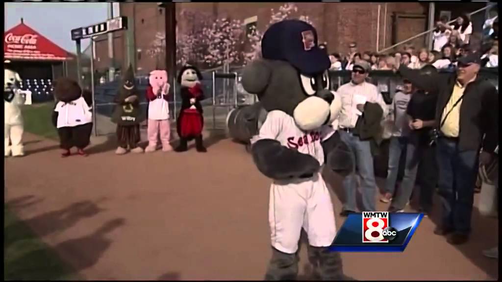 Portland Sea Dogs mascot finishes walk for charity - YouTube