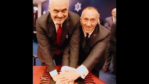 Kryemistrat Edi Rama dhe Ramush Haradinaj firmosin flamurin kuq e zi