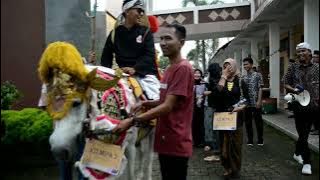 KARNAVAL TAMPILKAN BUSANA ADAT SUNDA