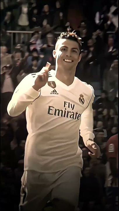 ada yang tau kenapa ronaldo gak jadi selebrasi buka baju?? @Bekameledak02