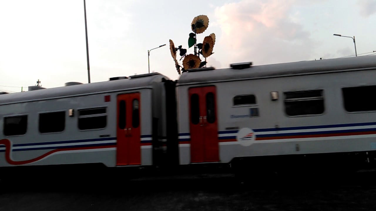 Ka Gaya Baru Malam Selatan melintas Stasiun Yogyakarta Tugu dan KA ...