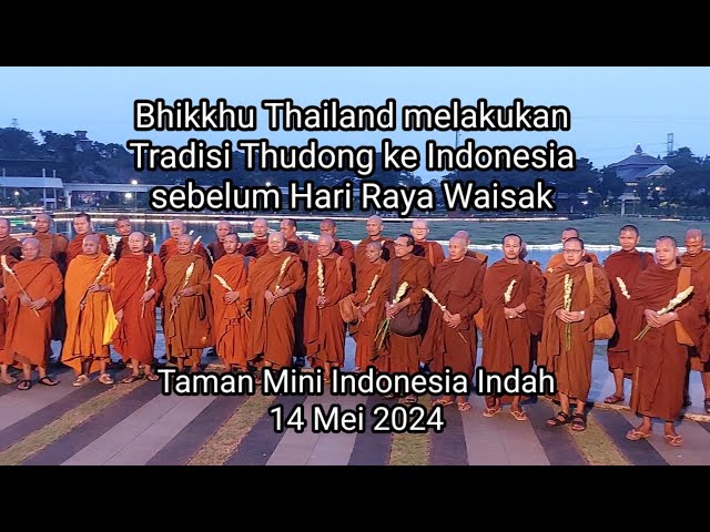 Para Bhikkhu Thudong berjalan kaki  dari Thailand ke TMII sebelum ke Candi Borobudur class=