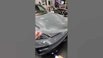 Deze glanzende Porsche Macan krijgt z’n Stealth frakske aan 🛡️ #carlove #carlovers #cartok