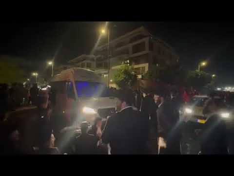 אלימות קשה בין כוחות משטרה רבים להמונים ובמרכזם אלפי חסידי גור שהצליחו לחלץ עריק שנעצר מול ככלא 10 
