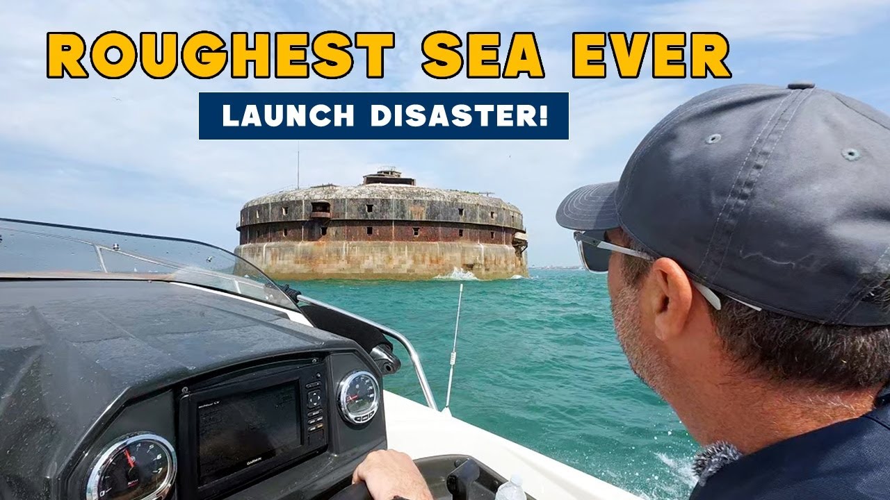 КАТАСТРОФА при спуске лодки на воду... Затем мы столкнулись с САМЫМ БУРНЫМ морем в нашей жизни!