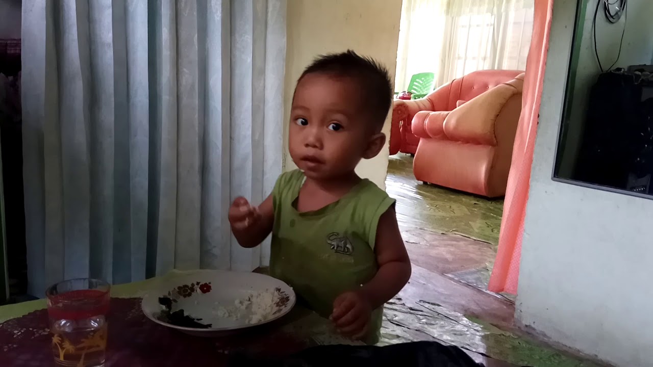  Anak  pintar sudah bisa makan sendiri umur 2  tahun  YouTube