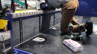 床フックの取付作業～荷台のカット・横ネタへの穴開けが終わり、いよいよ取り付け・・・と思ったら、穴の位置が微妙にずれてる！？穴の位置あわせが難しいです！！