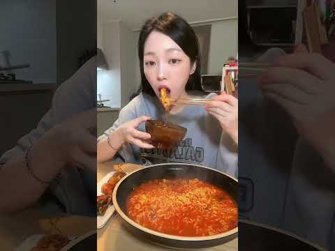 불닭의 매운맛🌶️x3이라는 <strong>틈새라면</strong> 빨계떡+밥말 #먹방 #mukbang