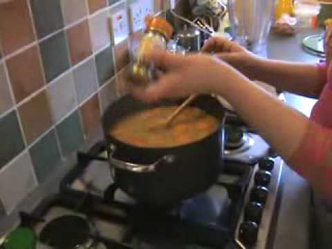 Wideo: Jak Zrobić Zupę Marchewkową Z Puree Kolendrowym
