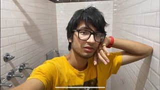 Bathroom Main Faas Gaya Aaj Toh