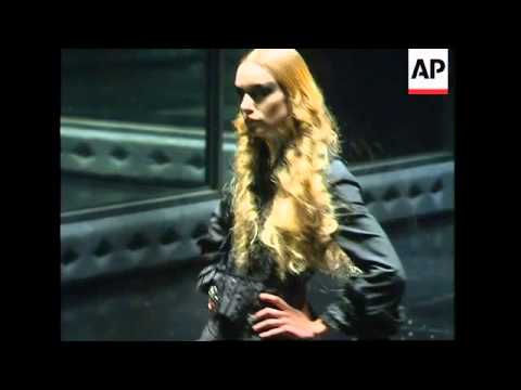 Video McQueen dazzles London with one-off catwalk show - youtube