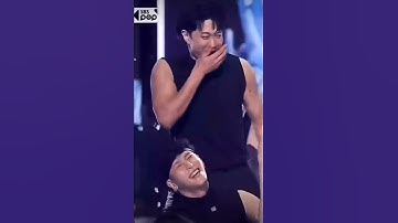 Her smile just kill her backup dancers 🥺🥺😂😂 ( ROSE )💝