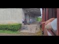 Passagem do trem de passeiros na antiga estação (depredada e em ruinas) de Rio Vermelho em 2026