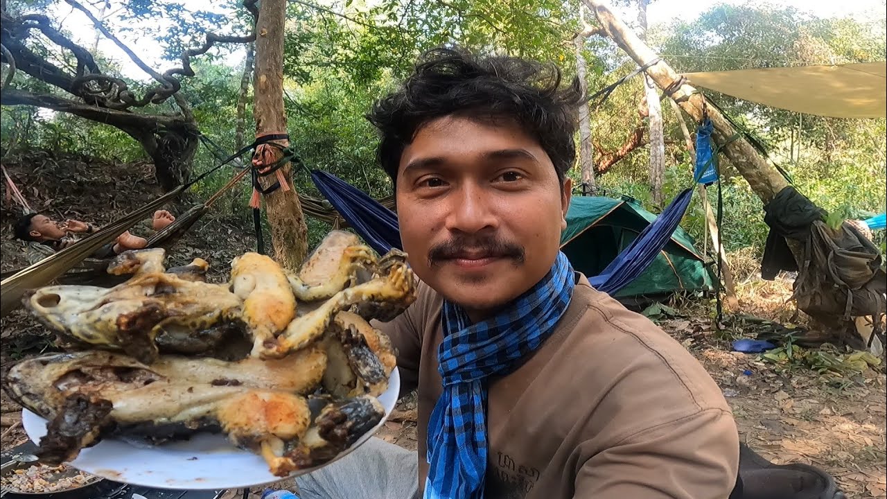Camping. In the morning, cooking wild food, fried frogs, grilled fish, grilled frogs, and fried fish