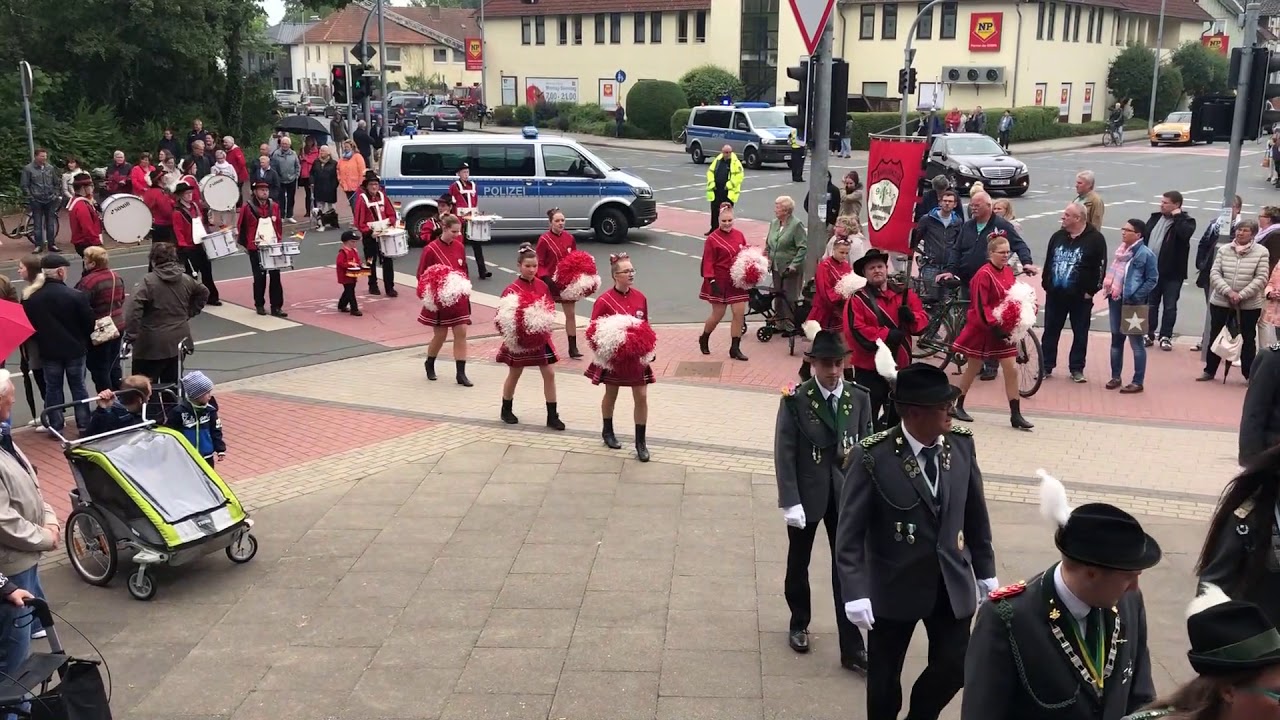 Schützenfest Burgdorf: Einmarsch der drei Züge ins Stadion