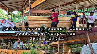 Gotong royong pasang dinding pondok di perkampungan dalam hutan hidup di hutan