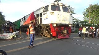 Akhirnya Kembali Pakai Sirine Lama! - Perlintasan Ketintang Selatan Surabaya