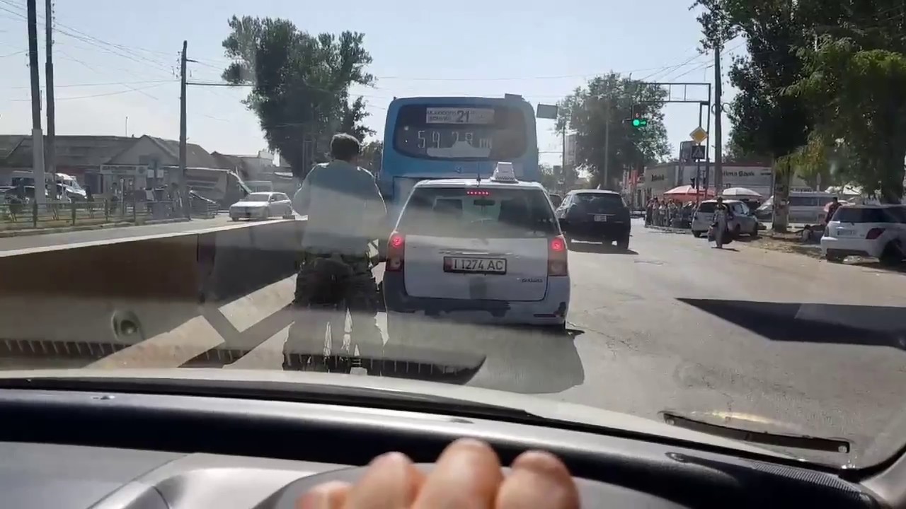 Велосипедист врезался в машину