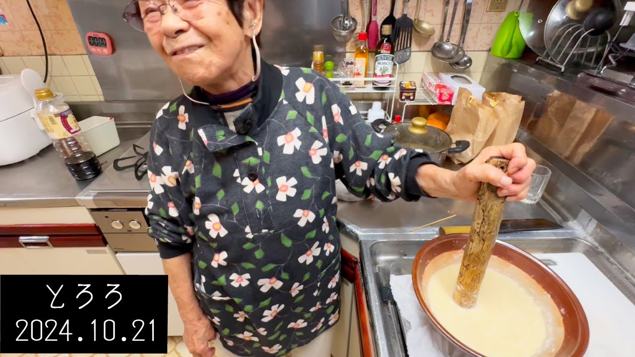 94歳おばあちゃんの夕ご飯　とろろとサツマイモ甘辛煮、ハンバーグ