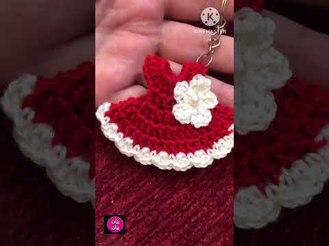 ميدالية علي شكل فستان بخيط الكروشيه