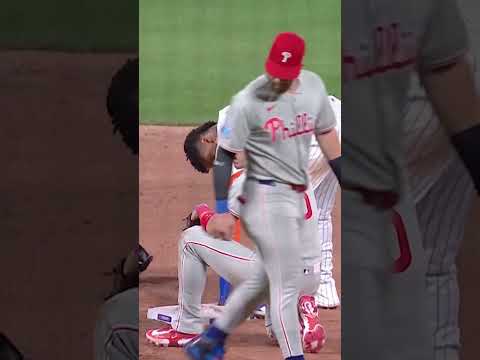 Juan Soto gets out of the pickle!