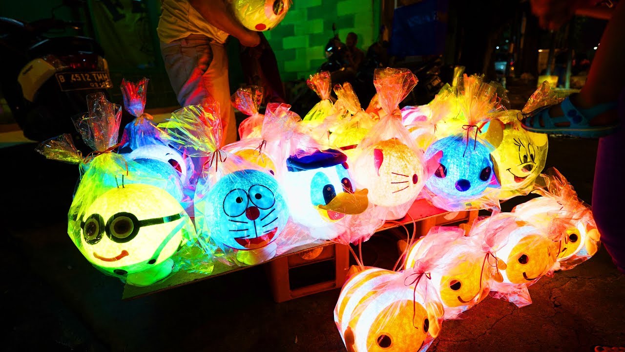 Beli lampu karakter lucu di pinggir jalan